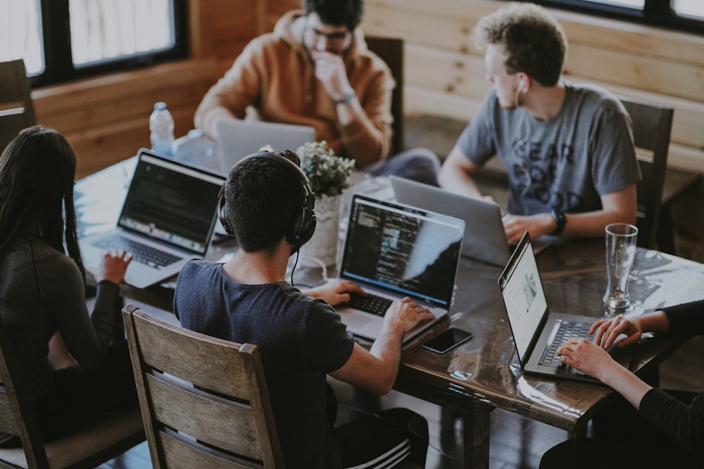 Team di montatori e registi al lavoro